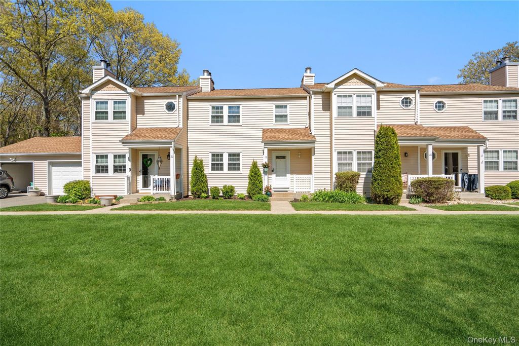 19 Paine Commons 19, Yaphank, NY 11980