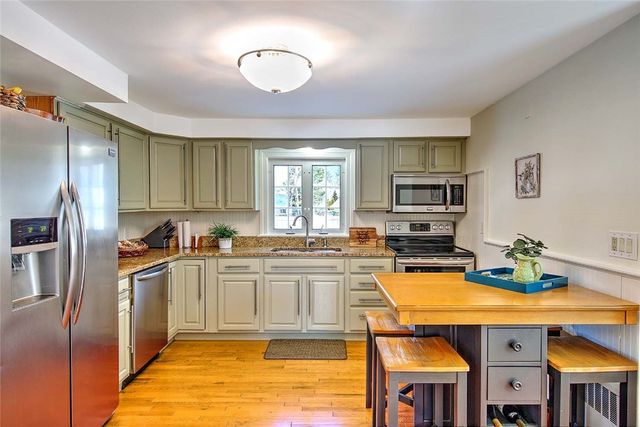 1 Massasoit Avenue, Barrington, RI 02806