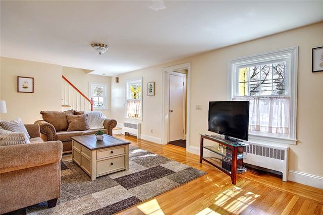 1 Massasoit Avenue, Barrington, RI 02806