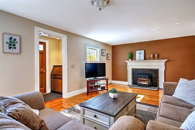 1 Massasoit Avenue, Barrington, RI 02806