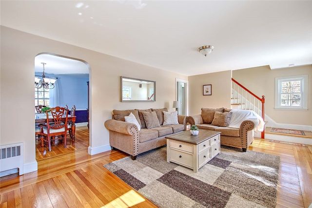 1 Massasoit Avenue, Barrington, RI 02806