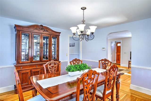 1 Massasoit Avenue, Barrington, RI 02806