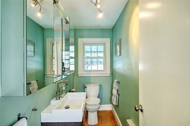 1 Massasoit Avenue, Barrington, RI 02806