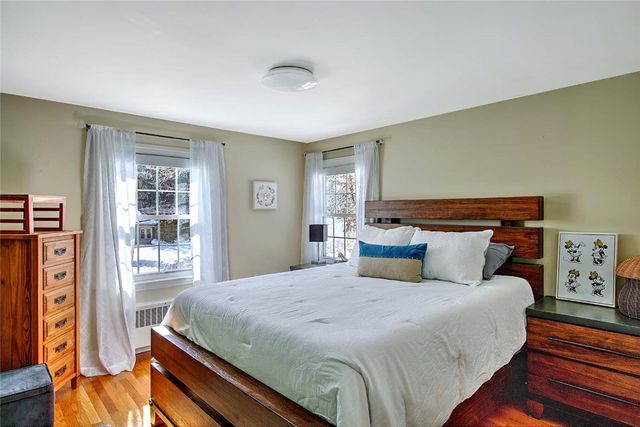 1 Massasoit Avenue, Barrington, RI 02806