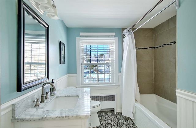 1 Massasoit Avenue, Barrington, RI 02806