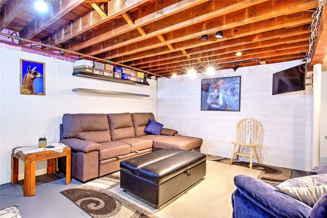 1 Massasoit Avenue, Barrington, RI 02806