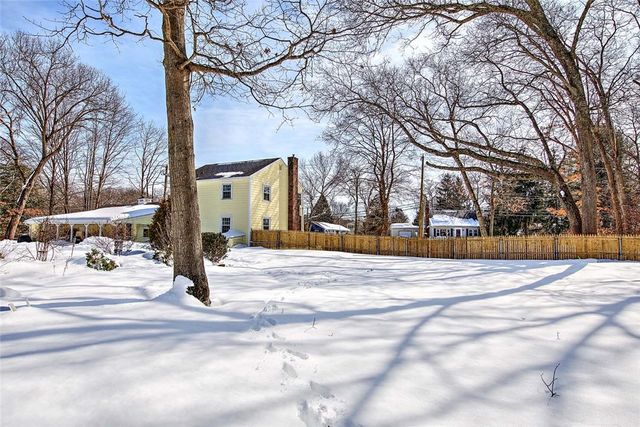 1 Massasoit Avenue, Barrington, RI 02806