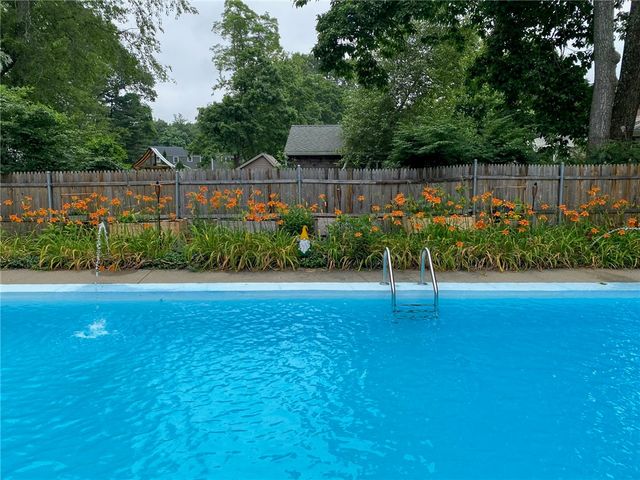 1 Massasoit Avenue, Barrington, RI 02806