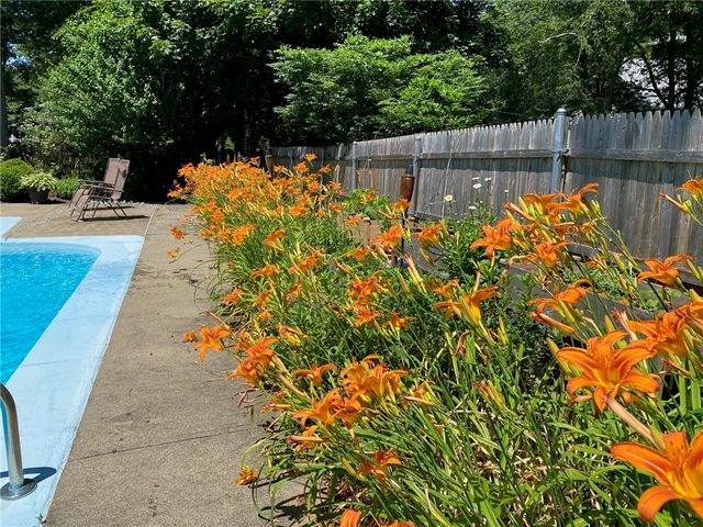 1 Massasoit Avenue, Barrington, RI 02806