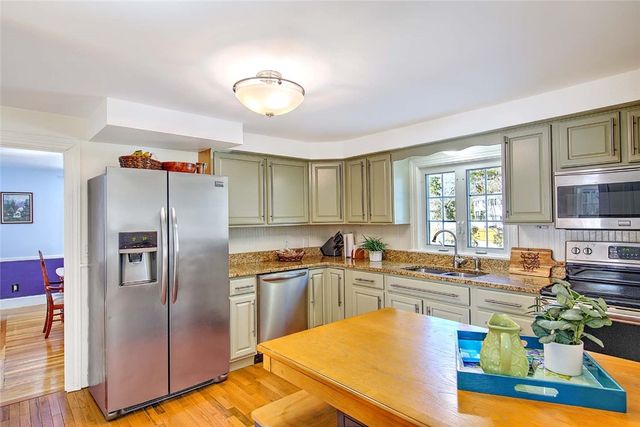 1 Massasoit Avenue, Barrington, RI 02806