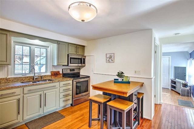 1 Massasoit Avenue, Barrington, RI 02806