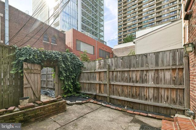 320 S JUNIPER ST, Philadelphia, PA 19107