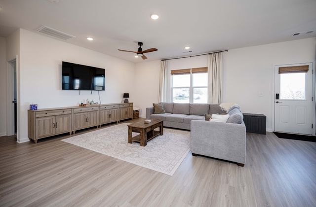 223 Land Breeze Dr, La Vergne, TN 37086