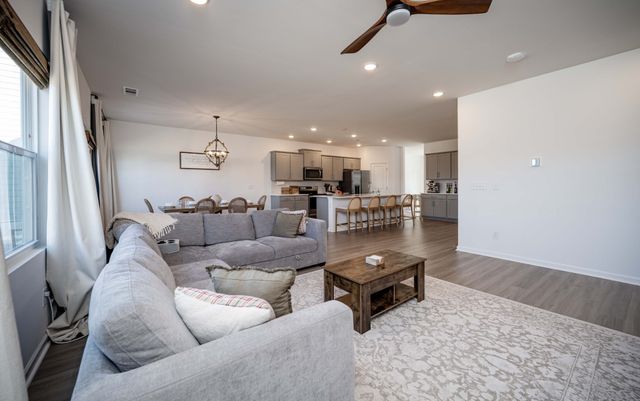 223 Land Breeze Dr, La Vergne, TN 37086