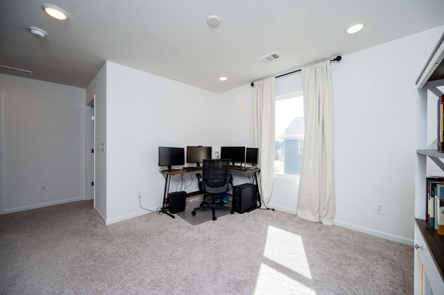 223 Land Breeze Dr, La Vergne, TN 37086