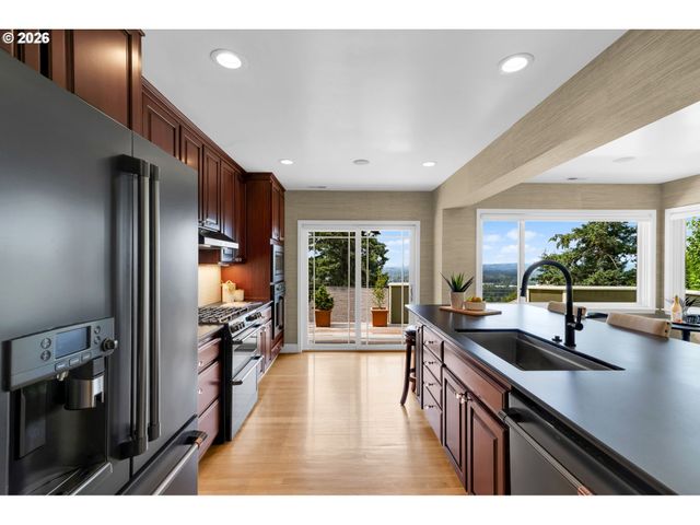 4621 Sw HILLSIDE Dr, Portland, OR 97221