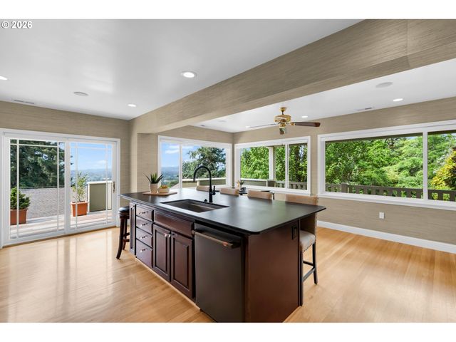 4621 Sw HILLSIDE Dr, Portland, OR 97221