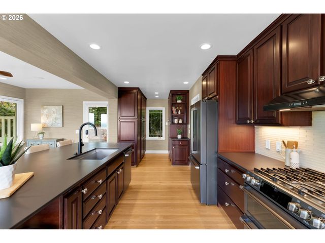 4621 Sw HILLSIDE Dr, Portland, OR 97221