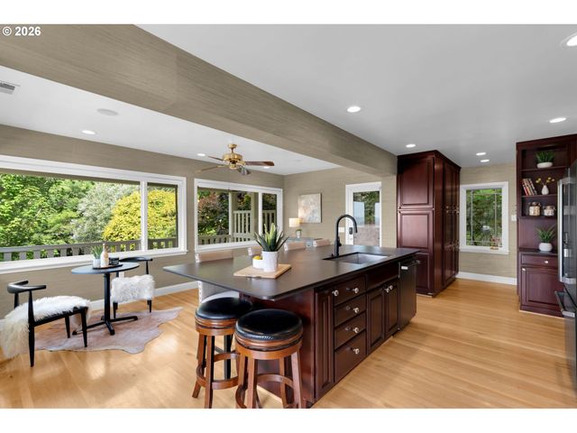 4621 Sw HILLSIDE Dr, Portland, OR 97221