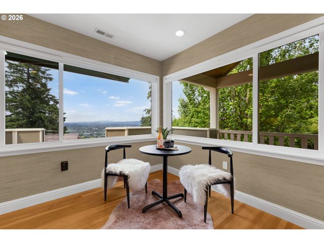 4621 Sw HILLSIDE Dr, Portland, OR 97221