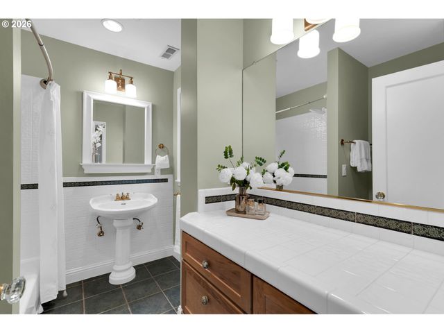 4621 Sw HILLSIDE Dr, Portland, OR 97221