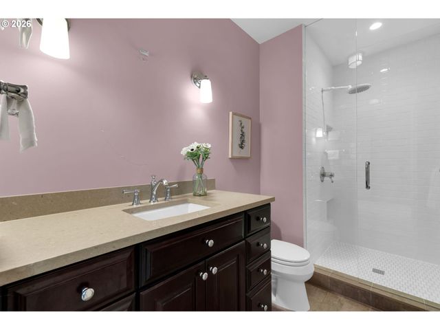 4621 Sw HILLSIDE Dr, Portland, OR 97221
