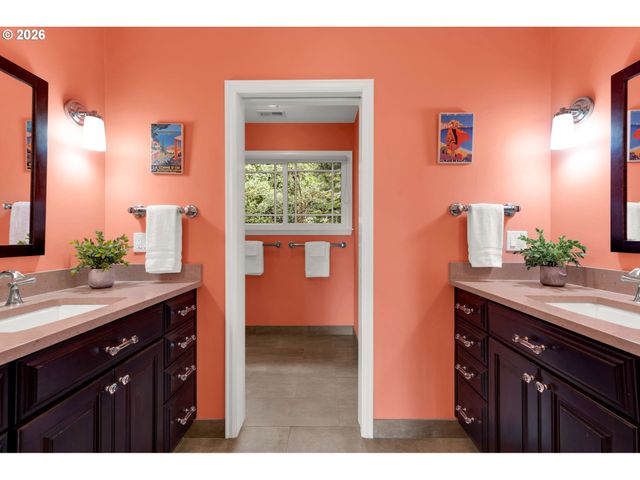 4621 Sw HILLSIDE Dr, Portland, OR 97221