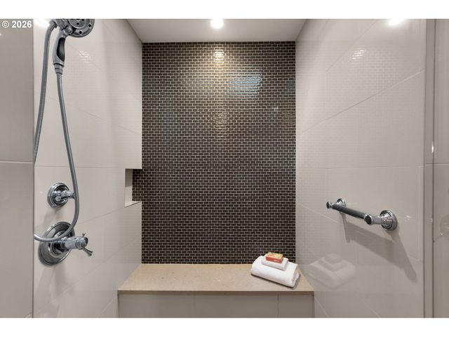 4621 Sw HILLSIDE Dr, Portland, OR 97221