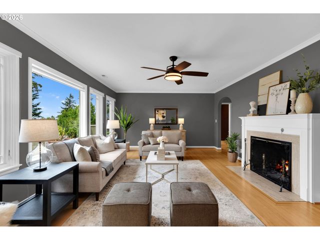 4621 Sw HILLSIDE Dr, Portland, OR 97221