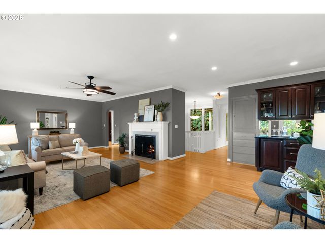4621 Sw HILLSIDE Dr, Portland, OR 97221