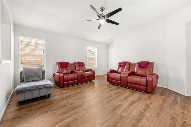 320 Ammonite LN, Jarrell, TX 76537