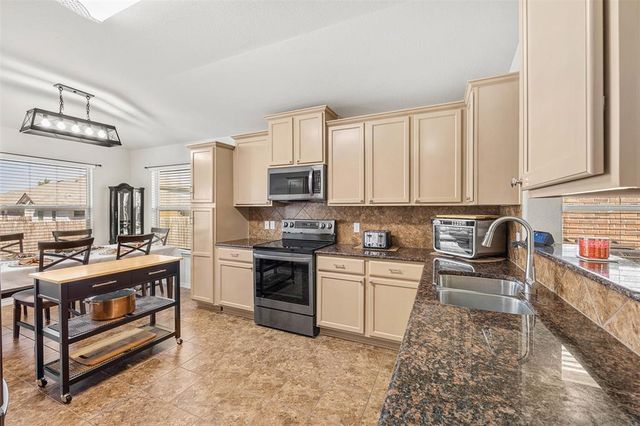 320 Ammonite LN, Jarrell, TX 76537