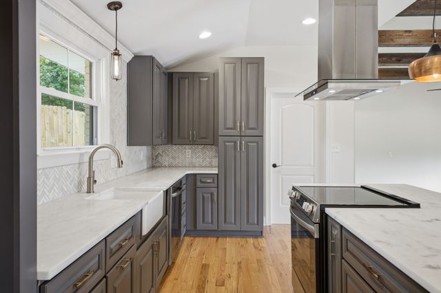 2515 Sleepy Hollow Dr, Nashville, TN 37217