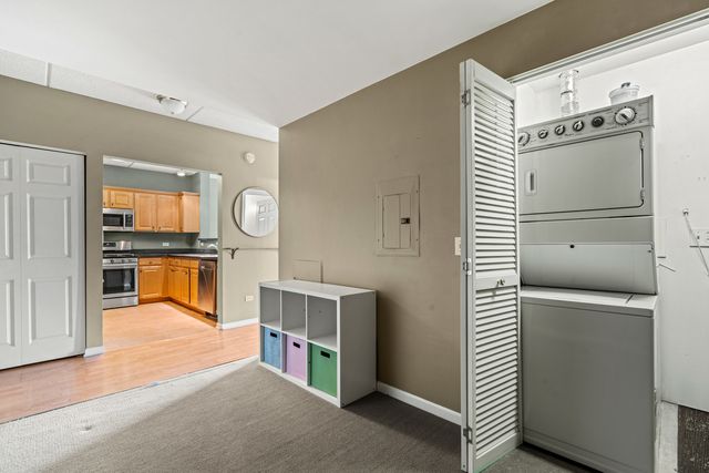 470 W Mahogany Court 408, Palatine, IL 60067