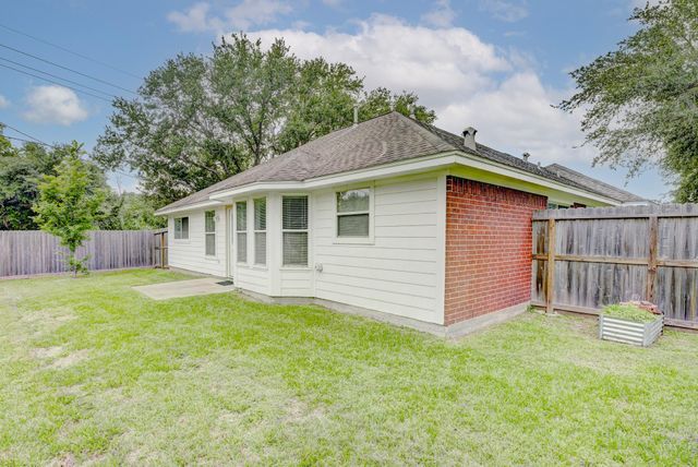1140 Thomas Drive, Angleton, TX 77515