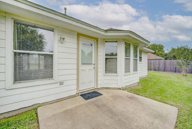 1140 Thomas Drive, Angleton, TX 77515