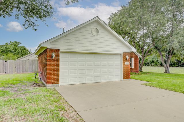 1140 Thomas Drive, Angleton, TX 77515