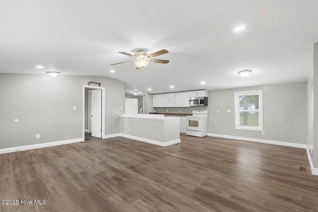 100 N King Street, Hubert, NC 28539