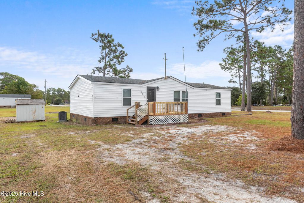 100 N King Street, Hubert, NC 28539