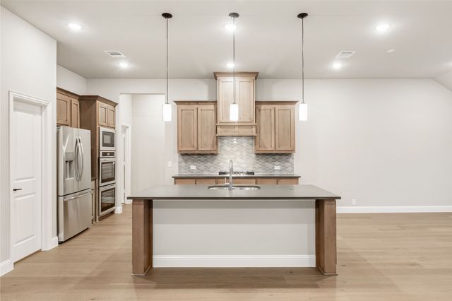 905 Denham Drive, Red Oak, TX 75154