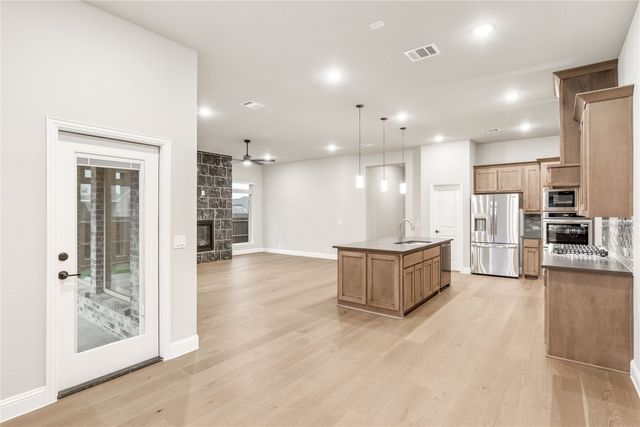 905 Denham Drive, Red Oak, TX 75154