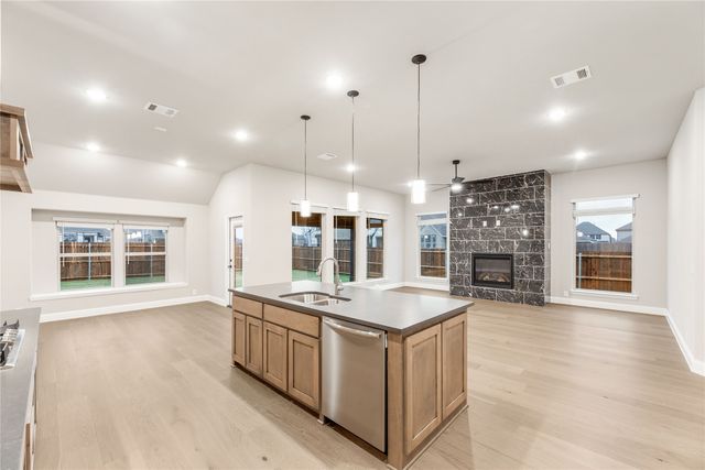 905 Denham Drive, Red Oak, TX 75154