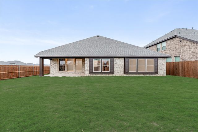 905 Denham Drive, Red Oak, TX 75154