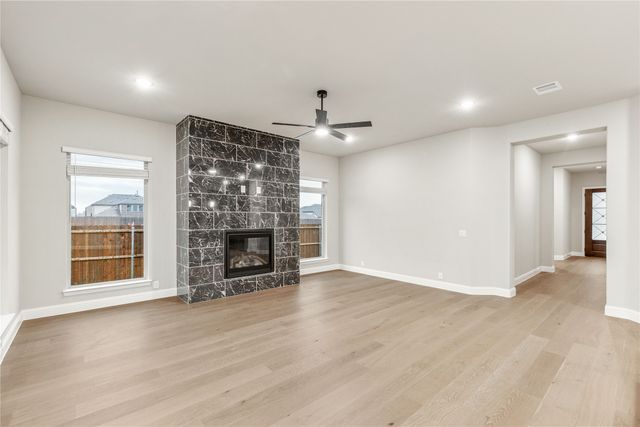 905 Denham Drive, Red Oak, TX 75154