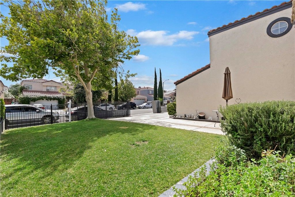 Image 6 of property listing at 37649 Citrus, Palmdale, CA 93550