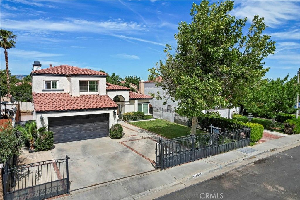 Image 8 of property listing at 37649 Citrus, Palmdale, CA 93550