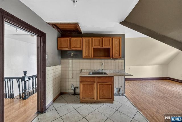 366 7th Avenue, Newark, NJ 07107