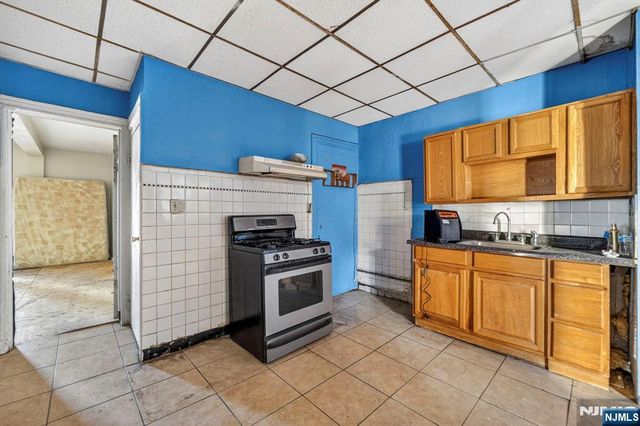 366 7th Avenue, Newark, NJ 07107