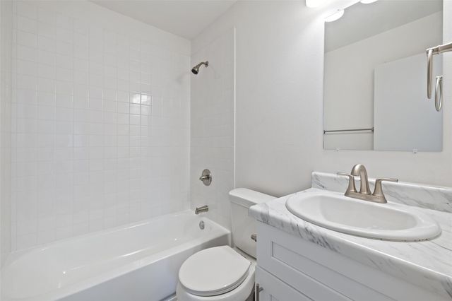 9903 Roxanna DR B, Austin, TX 78748