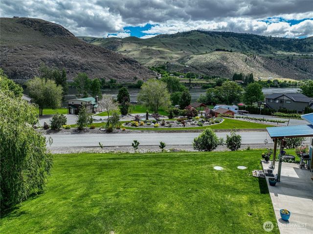 876 1st St, Chelan Falls, WA 98817